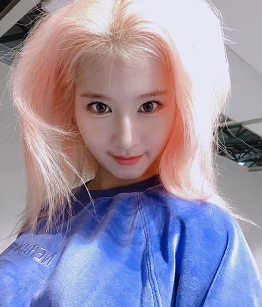 Twice サナ ボサボサヘアでも可愛すぎ お茶目な近況ショットを公開 こんな私も好きになってくれるよね Kstyle
