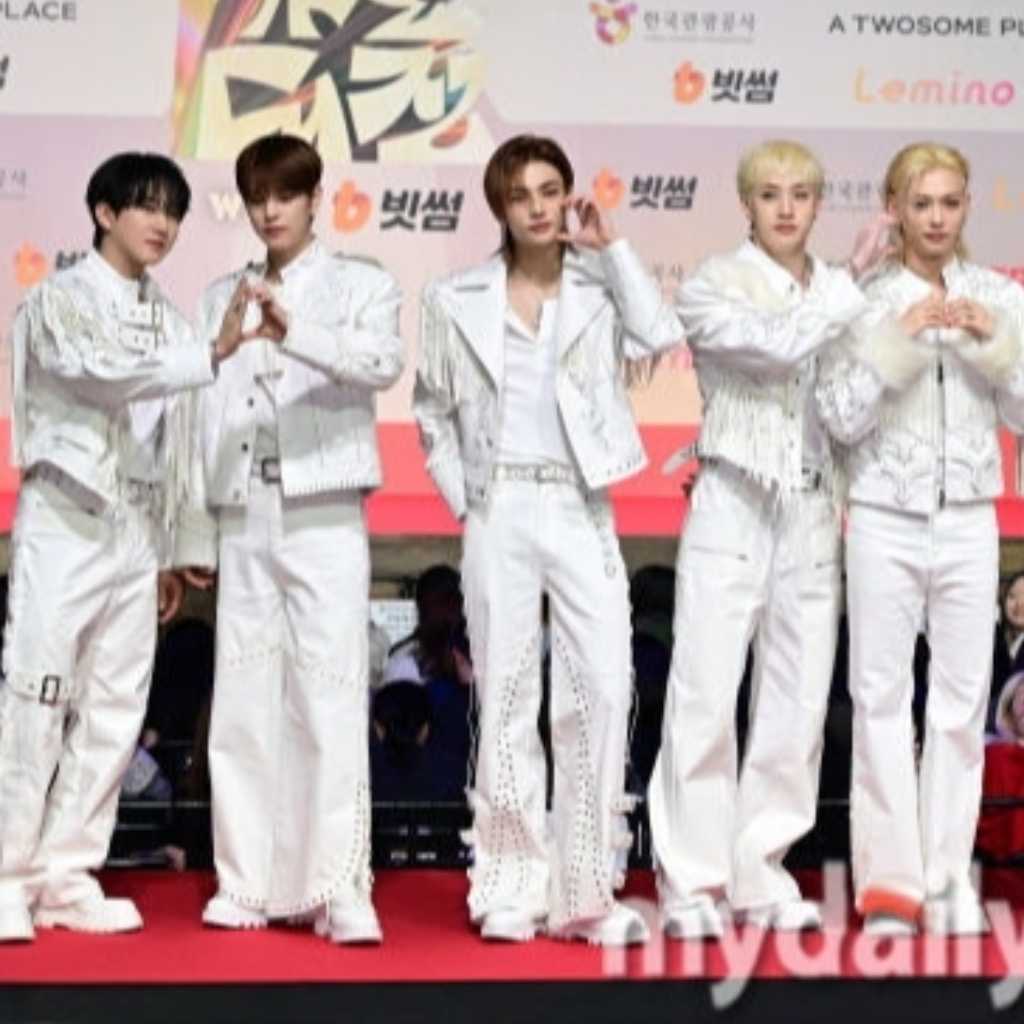 【PHOTO】Stray Kids「2025 SBS歌謡大典」レッドカーペットに登場