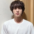 BTS（防弾少年団） ジン、近況ショットを公開…童顔ビジュアルにJ-HOPEがコメント「時間が遡っている」
