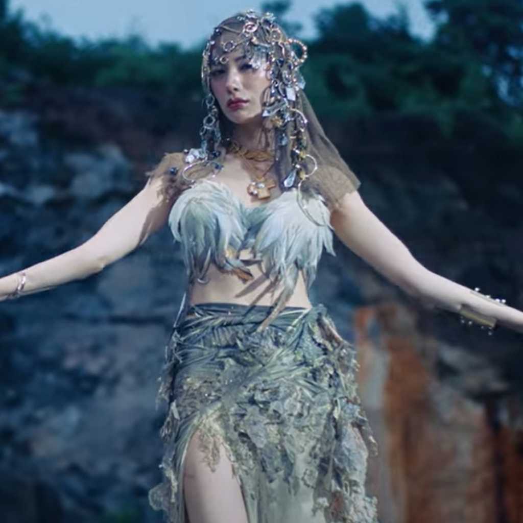 ナナ、誕生日を迎えタイトル曲「GOD」MV公開…魅惑的で強烈なムード