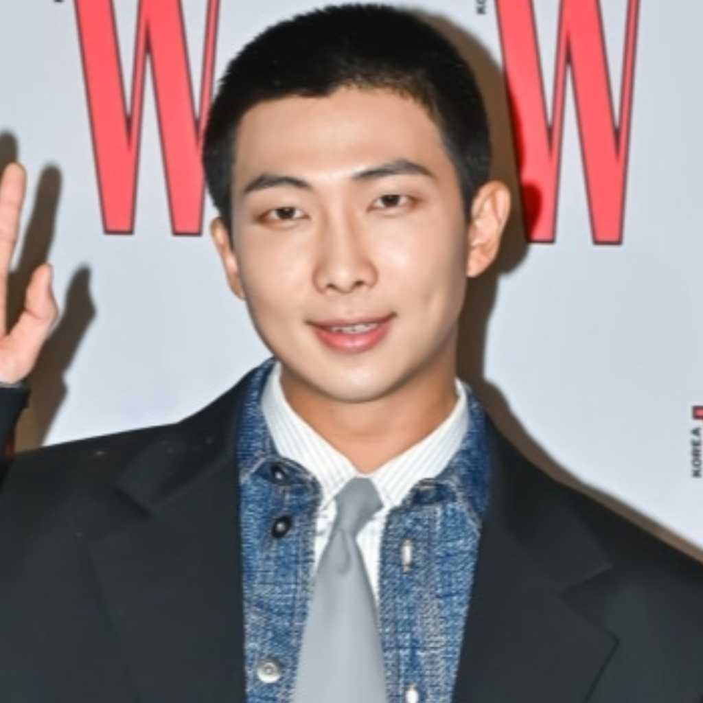 “入隊中”BTSのRM、仲間たちと除雪作業…旧正月を迎えファンに近況を報告
