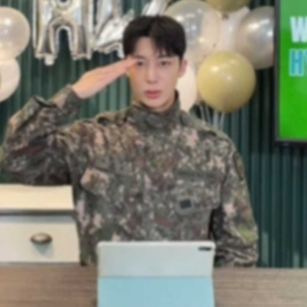MONSTA X ヒョンウォン、痩せた姿も話題に…除隊日にファンと配信で交流（動画あり）