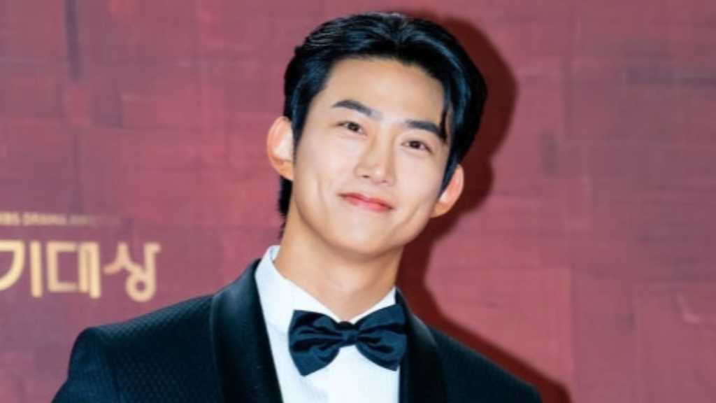 2PM テギョン、生放送中に結婚相手の名前をサプライズ公開「心からの感謝を…愛してるよ！」（動画あり）