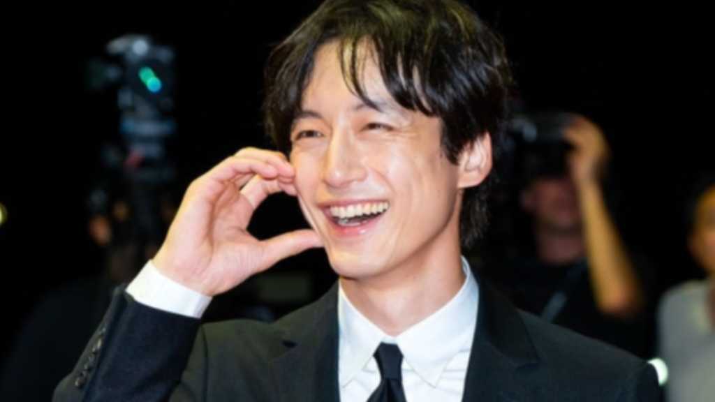 【PHOTO】坂口健太郎「釜山国際映画祭」開幕式のレッドカーペットに笑顔で登場（動画あり）