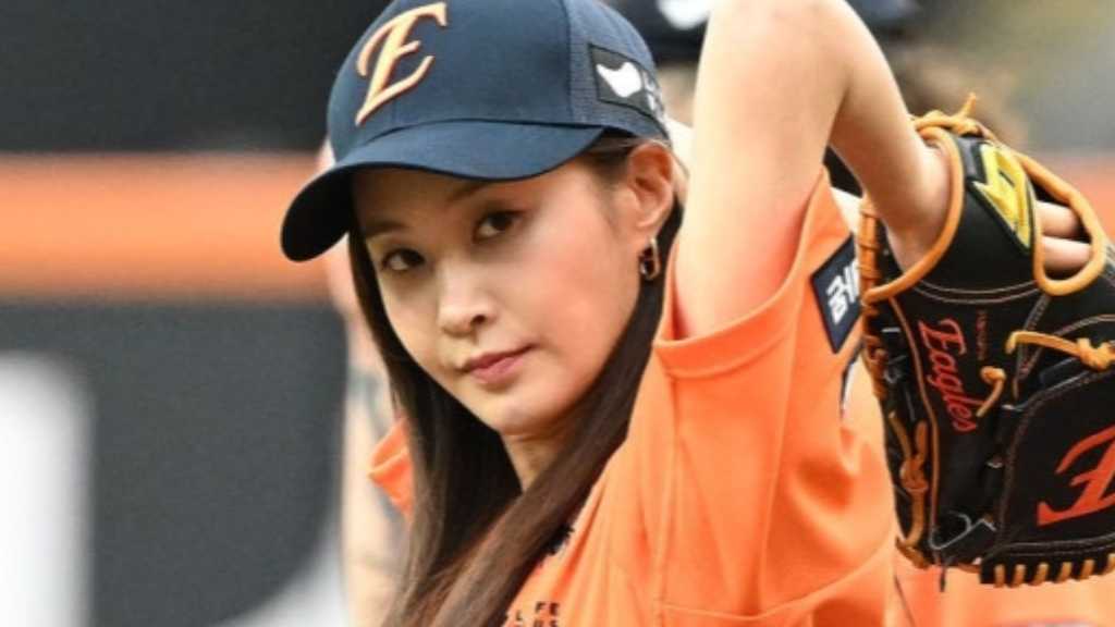 【PHOTO】少女時代 ユリ、始球式に登場…真剣な眼差し