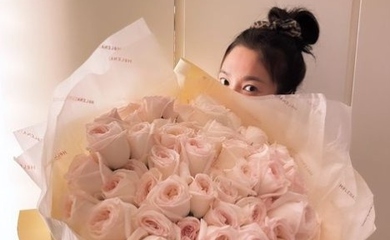 ソン・ヘギョ、大きな花束を抱えた記念ショット公開…誕生日プレゼントに喜び