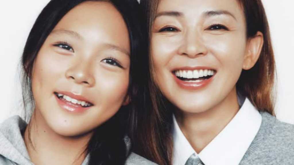 SHIHO、娘サランちゃんとの美しすぎる親子グラビアを公開！そっくりな笑顔に注目