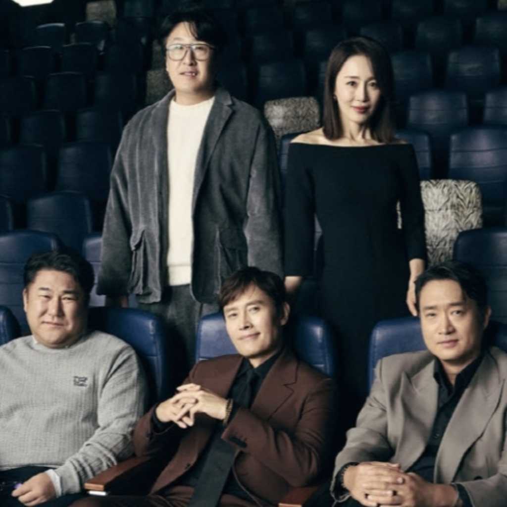 イ・ビョンホンからムン・ジョンヒまで！映画「スンブ:二人の棋士」出演俳優が仲睦まじいグラビアを披露