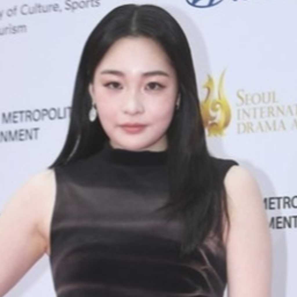 キム・ミンハ、引き締まった体型が話題に！愛らしい雰囲気の写真に釘付け