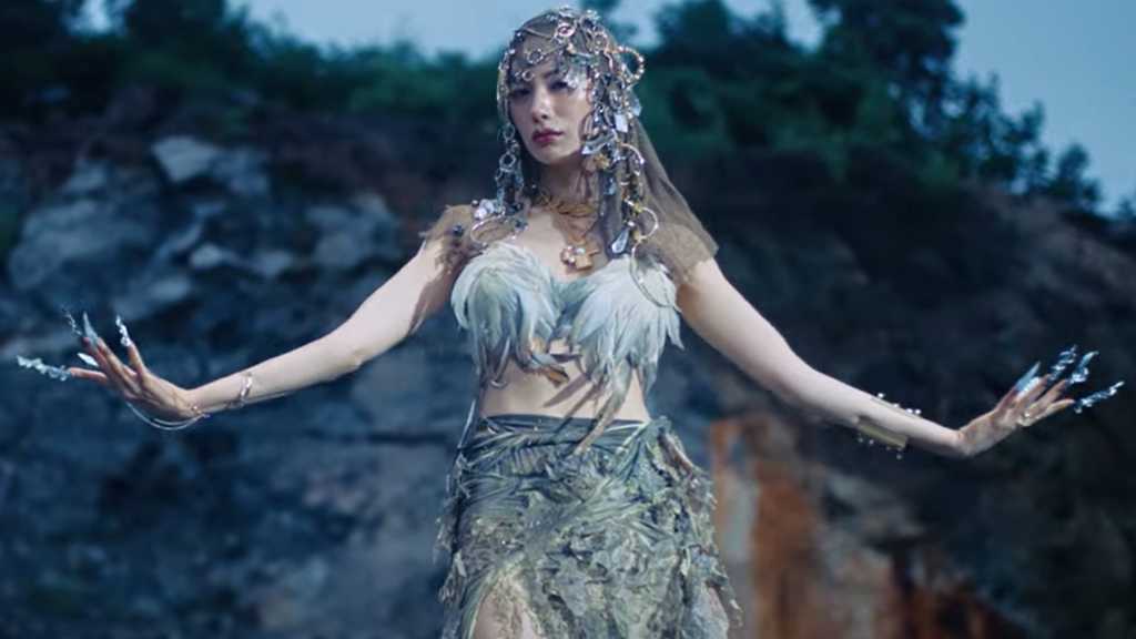 ナナ、誕生日を迎えタイトル曲「GOD」MV公開…魅惑的で強烈なムード
