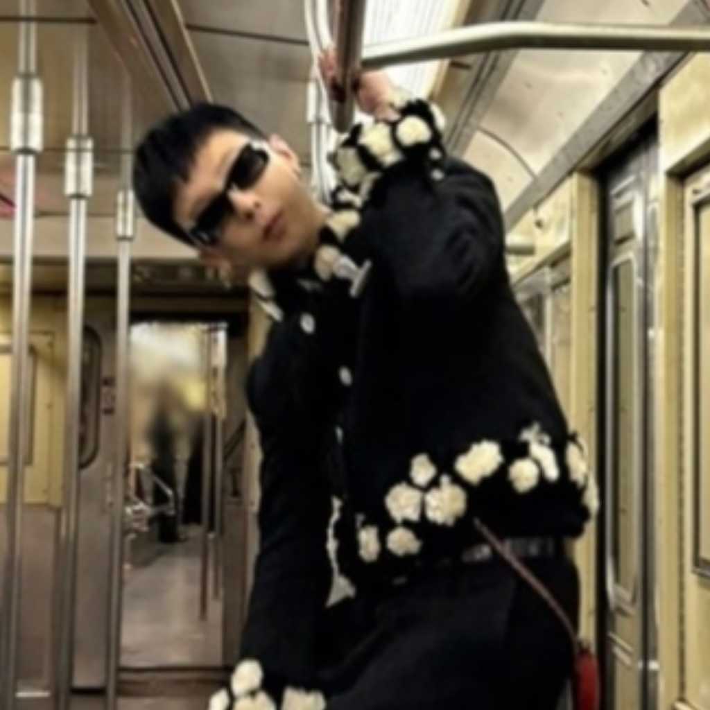 G-DRAGON、変装せずに地下鉄に！？ユニークな近況ショットに注目
