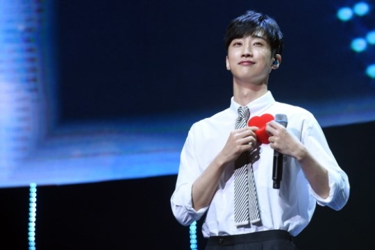 B1a4 ジニョン 韓国初の単独ファンミーティングで涙 未発表曲 君は も披露 Kstyle