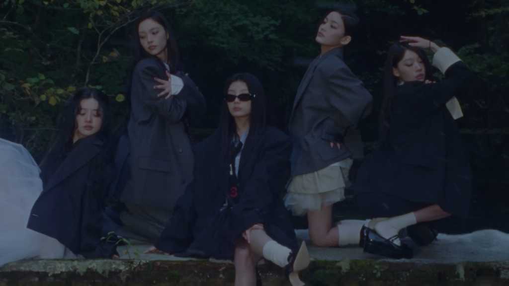 ILLIT、タイトル曲「NOT CUTE ANYMORE」MV公開…ミステリー映画を連想させる演出に注目