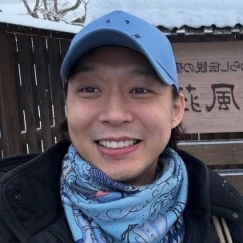 ユチョン、日本で撮った写真を公開！ソフトクリーム片手にお茶目な表情