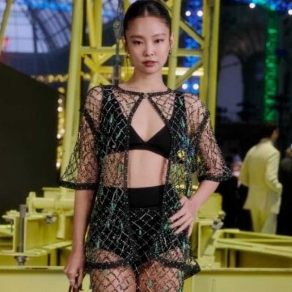 BLACKPINK ジェニー、破格なシースルー衣装で登場！コ・ユンジョンとの“同い年”ショットも話題に（動画あり）
