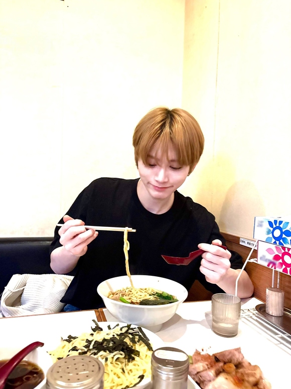 BOYNEXTDOOR テサン、変装せずに日本の街中に！ラーメンを堪能「おなか