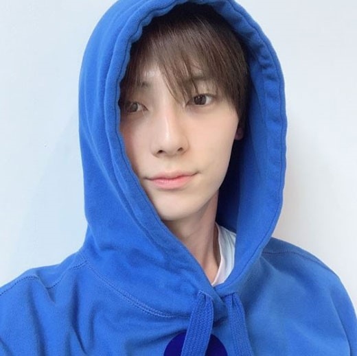Nu Est ミンヒョン フードをかぶったナチュラルな姿を公開 飾らなくてもイケメン Kstyle Nu Est ミンヒョン フードをかぶったナチュラルな姿を公開 飾らなくてもイケメン Kstyle