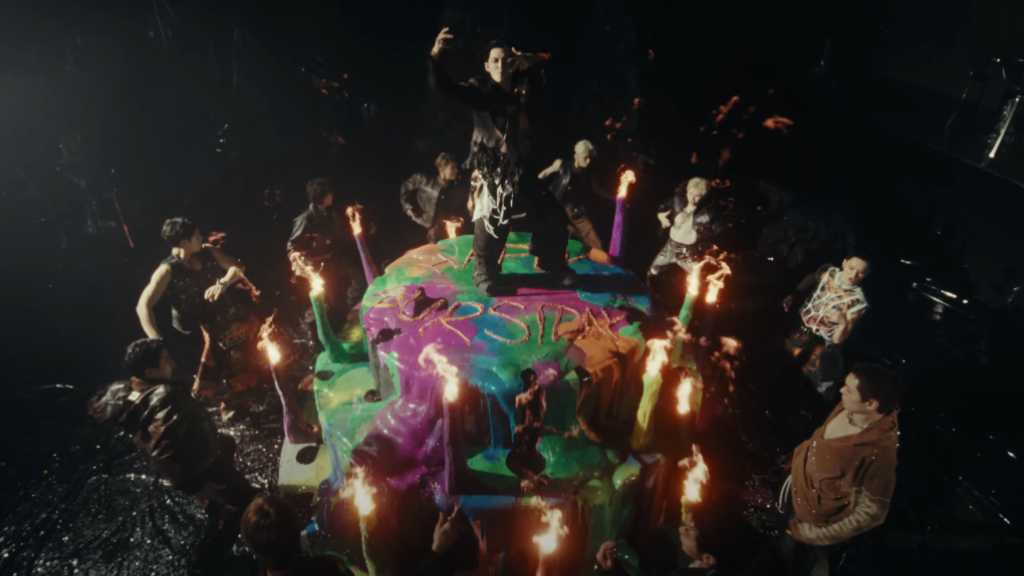 SEVENTEEN、タイトル曲「THUNDER」MV公開…パワフルなパフォーマンスに注目