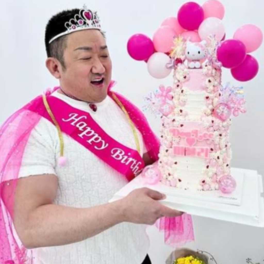 マ・ドンソク、誕生日を迎えキュートなプリンセスに変身！キティちゃんのケーキでお祝い