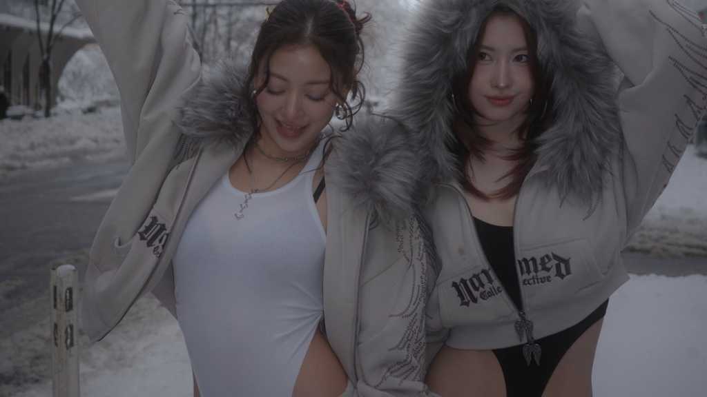 TWICE ジヒョ＆モモ、雪の中でダンス！大胆な露出衣装に注目（動画あり）