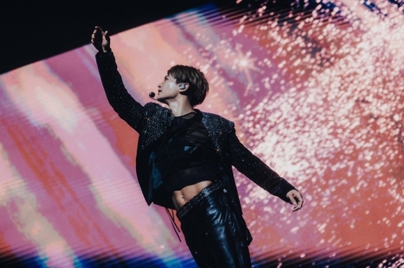 SHINee ミンホ、台湾公演で多彩なステージを披露！現地ファンが様々な