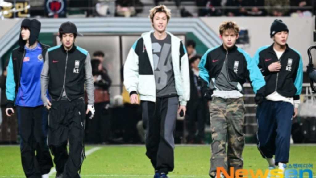 【PHOTO】CORTIS、サッカーのハーフタイムショーに出演…情熱的なパフォーマンス