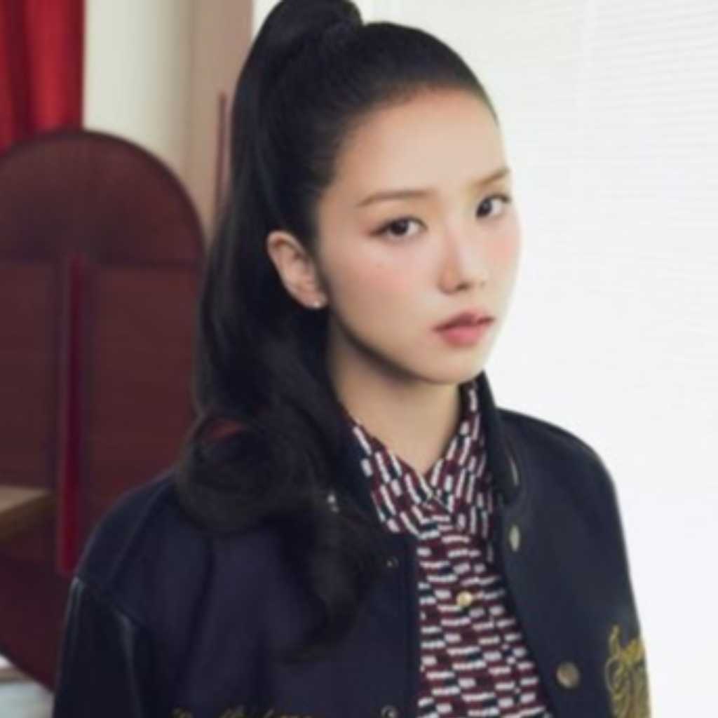 BLACKPINK ジス、爽やかなポニーテール＆プレッピースタイルを披露！