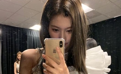 Twice サナ 華奢な肩のラインが際立つ華やかな衣装 美しいセルフショットを公開 Kstyle