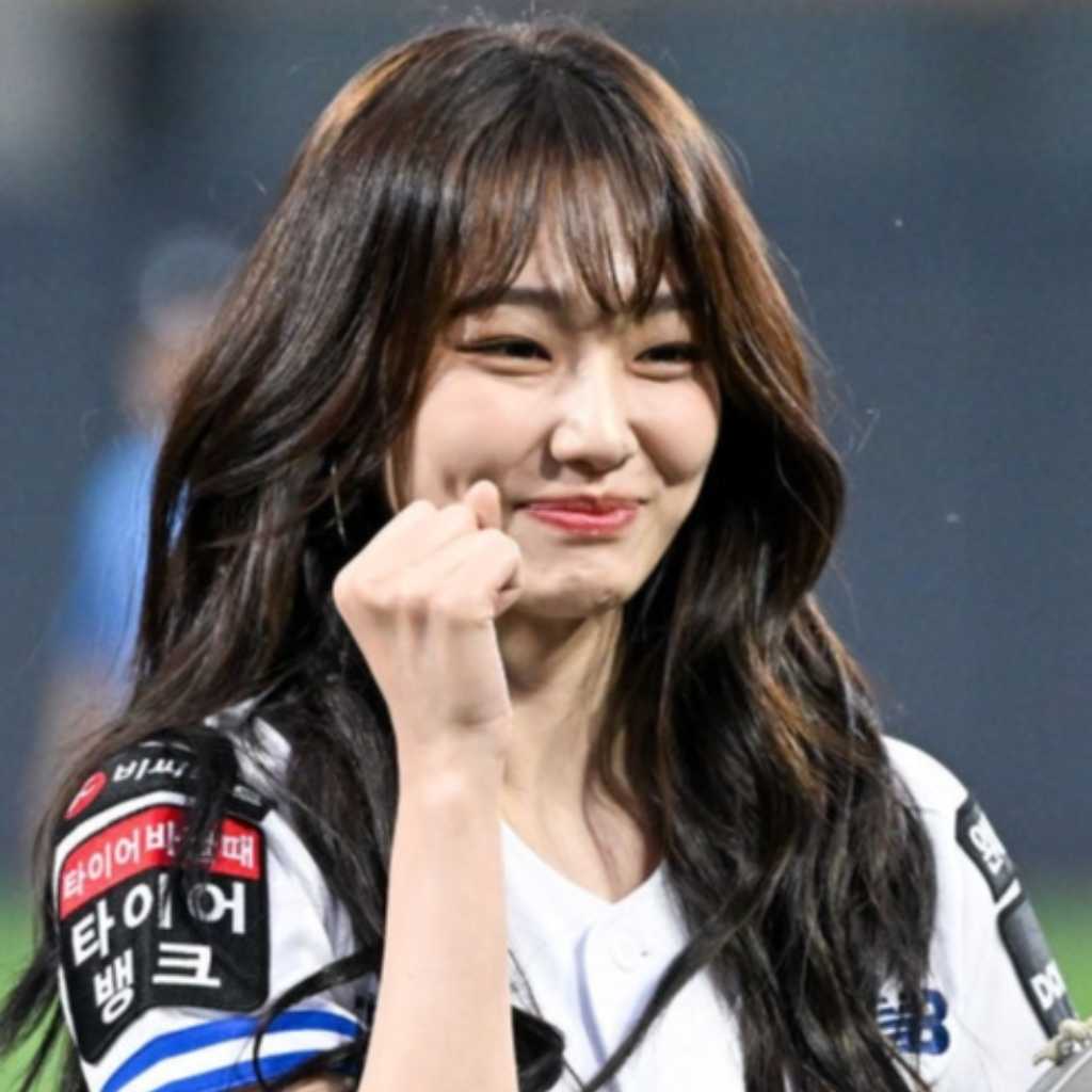 【PHOTO】元gugudan ミナ、始球式に登場…力強い投球フォーム