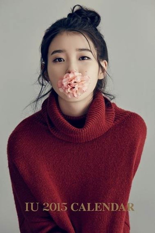 Iu 花をくわえてラブリーな姿 15年カレンダーのワンカットを公開 Kstyle