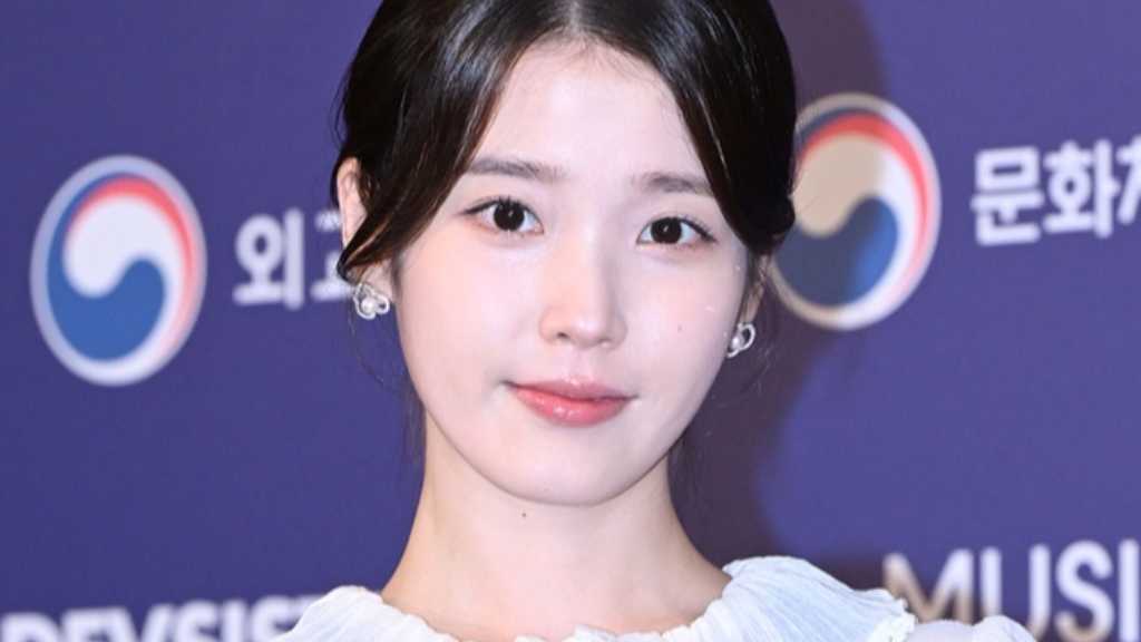 【PHOTO】IU「第7回 NEWSIS K-EXPO」レッドカーペットに登場