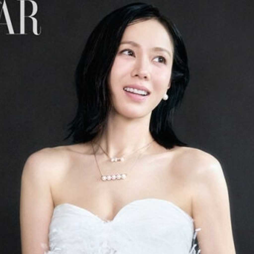 ソン・イェジン、美しいドレス姿を披露…抜群のスタイルに驚き