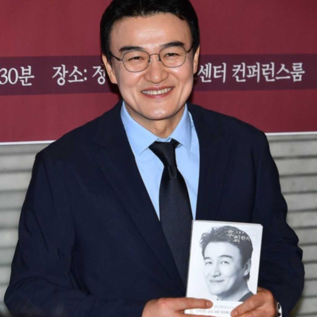 【PHOTO】パク・チュンフン、エッセイ本「後悔しないで」出版記念の記者懇談会に出席