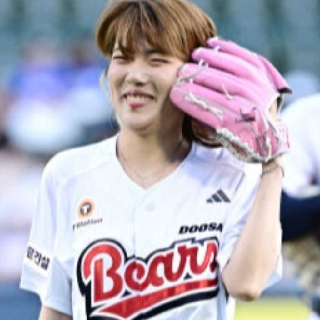 【PHOTO】O․A․Be スヨン、始球式に登場…爽やかなユニフォーム姿