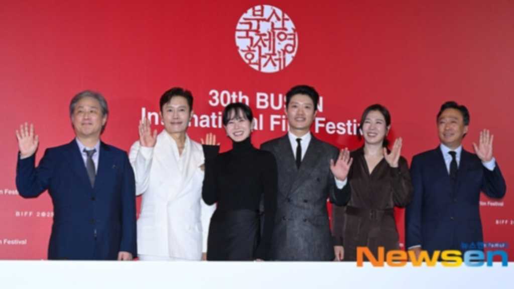 【PHOTO】イ・ビョンホン＆ソン・イェジン＆パク・チャヌク監督ら「第30回釜山国際映画祭」開幕作の記者会見に出席（動画あり）