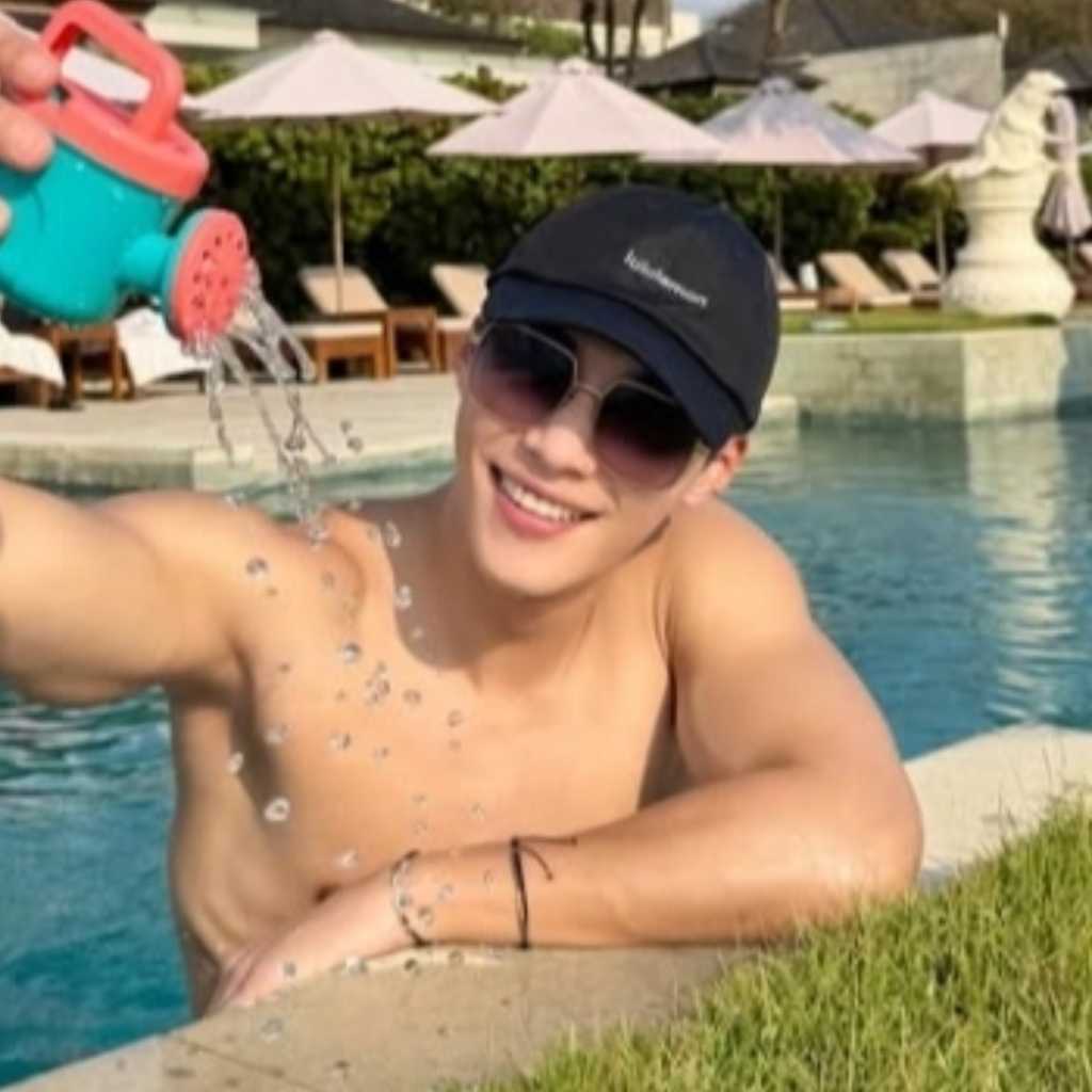 ウ・ドファン、たくましいボディに釘付け！恋人のようなオフショット