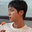 BTS ジン、桃を食べる姿もハンサム！？ゆったりとした一時