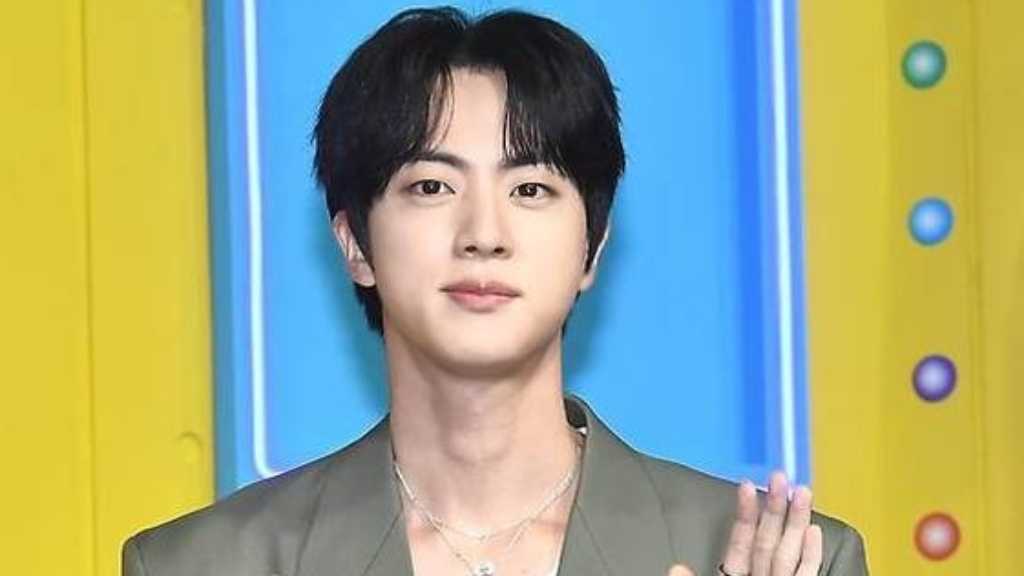 BTS ジン、変装なしでテーマパークに！飾らない自然体な姿に釘付け…記念ショットも続々公開