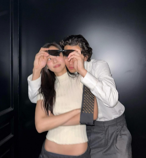 BLACKPINK ジェニー、ドミニク・ファイクからバックハグ！密着ショット