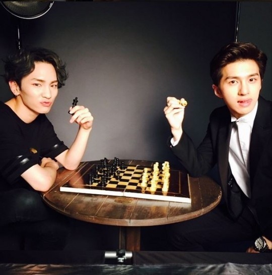 Shinee キー Vixx ケンとシックなツーショット チェスをする2人の男 Kstyle