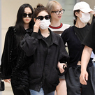 【PHOTO】aespa、フィリピンでの公演を終えて韓国へ…仲良く腕を組む姿も