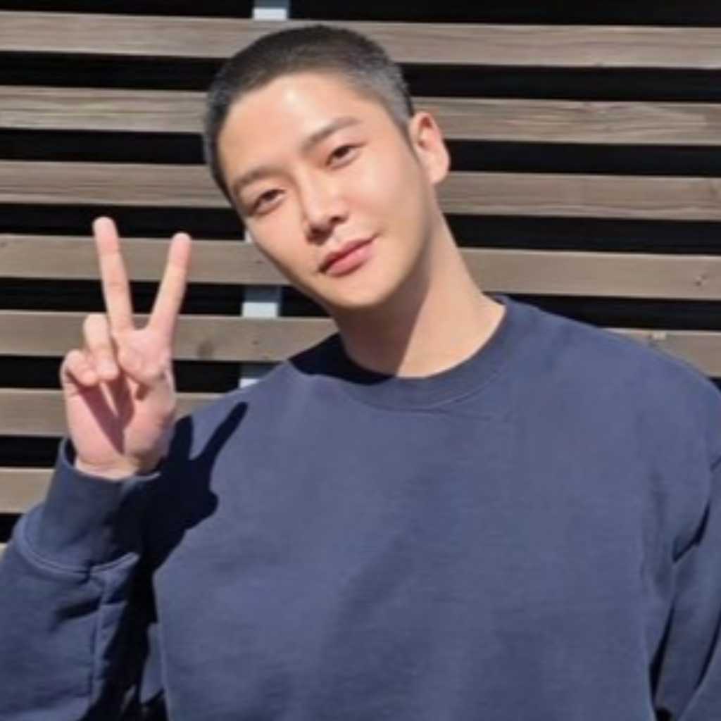 ロウン、本日(10/27)軍隊へ…坊主姿でファンに挨拶「安全に行ってきます」