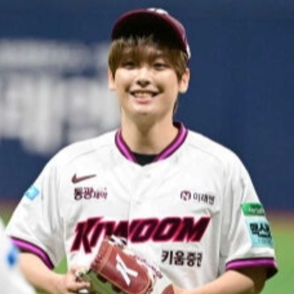 【PHOTO】SF9 インソン、始球式＆国歌斉唱のため野球場に登場