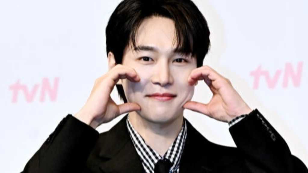 「いつかは賢いレジデント生活」カン・ユソク、12月に韓国で初の単独ファンミーティング開催決定