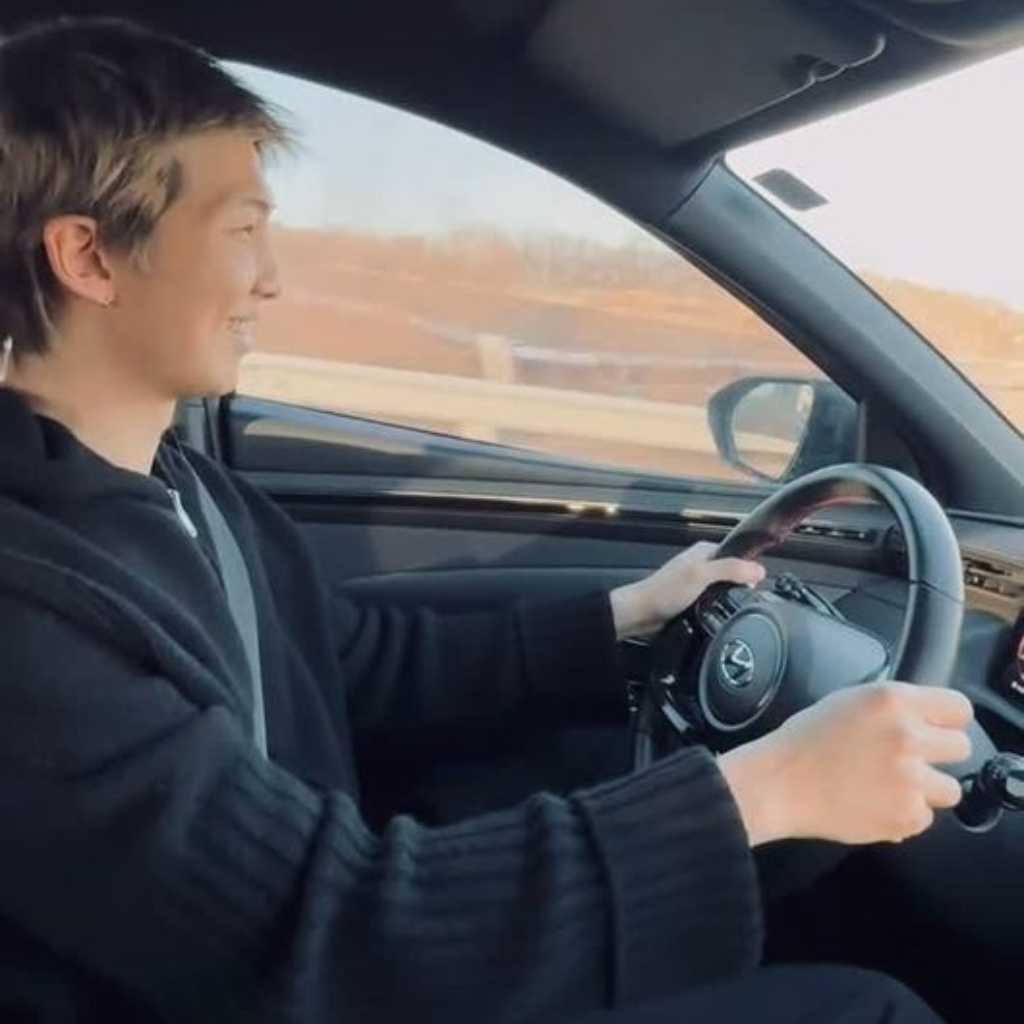 BTSのRM、緊張した様子で運転する姿が話題に…微笑ましい映像を公開（動画あり）