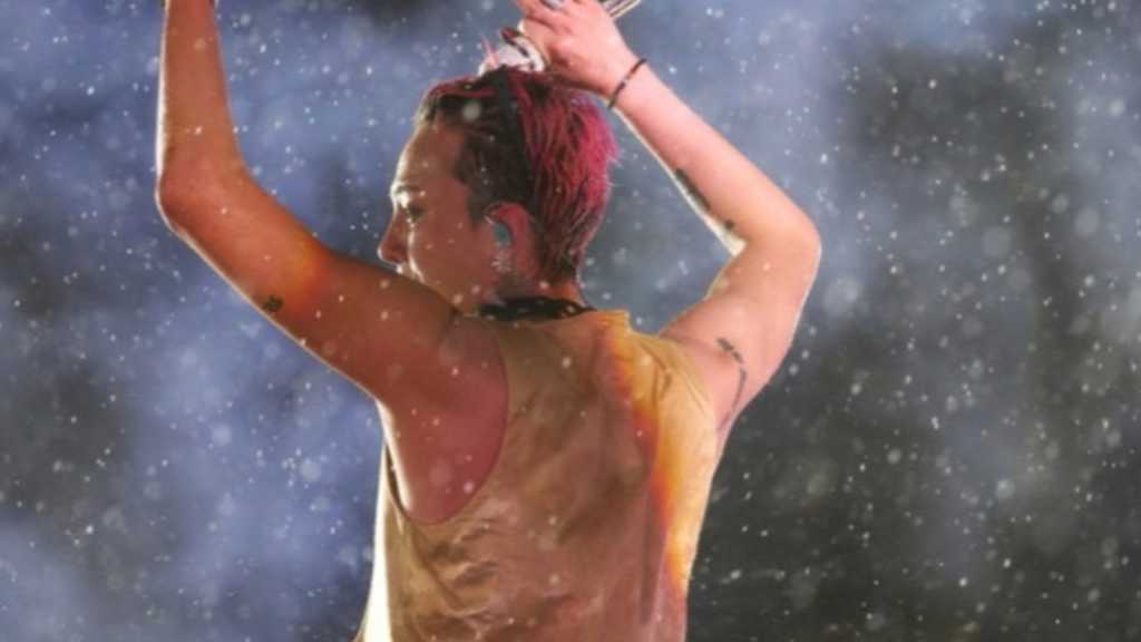 G-DRAGON、ベトナム公演中に観客がステージ乱入も…大雨の中での情熱的なステージに大歓声