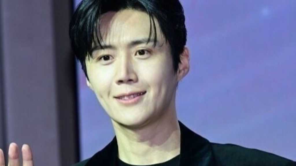 キム・ソンホ、騒動の余波？広告が削除…演劇には予定通り出演へ