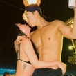 Honey J、年下夫とキス寸前の密着ショット…ビキニ姿でプールを満喫