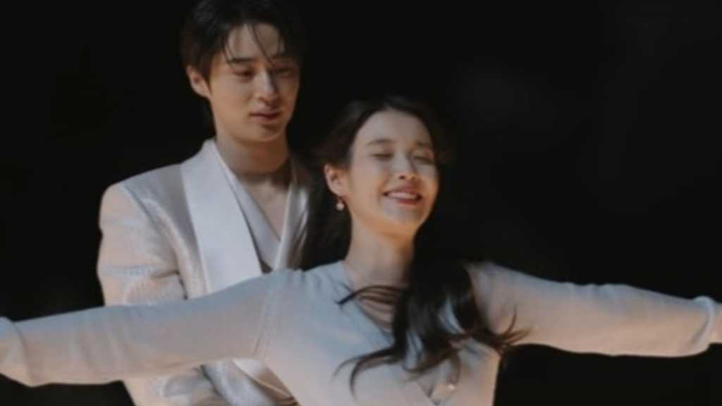 「21世紀の大君夫人」IU、ビョン・ウソクと映画「タイタニック」の名シーンを再現【ネタバレあり】