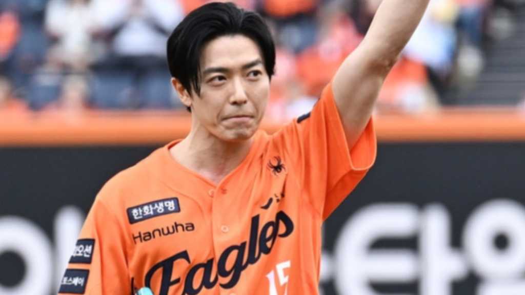 【PHOTO】キム・ジェウク、始球式に登場…力強いポーズ